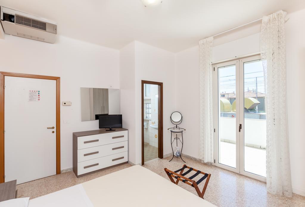 Hotel Chiar Di Luna Сенигаллия Номер фото