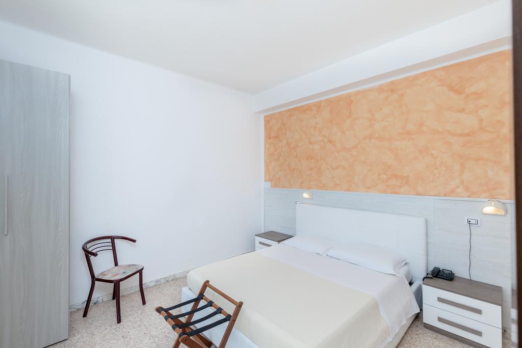 Hotel Chiar Di Luna Сенигаллия Номер фото